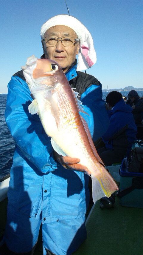 船の上で釣った魚を持つ岩井俊二
